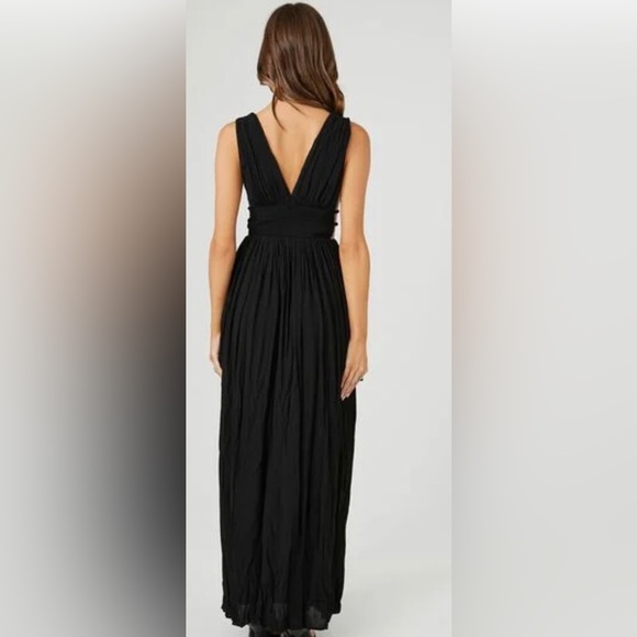 BRAND NEW W/O TAGS BLACK MAXI DRESS WITH CUT OUT SIDE DETAILS. Size XL. - Picture 3 of 5